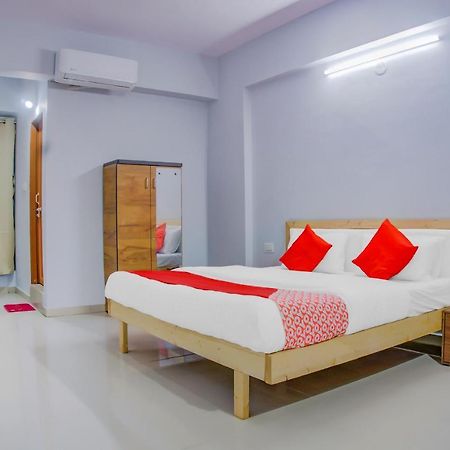 Oyo 75173 Hotel Regency Surat Exterior photo