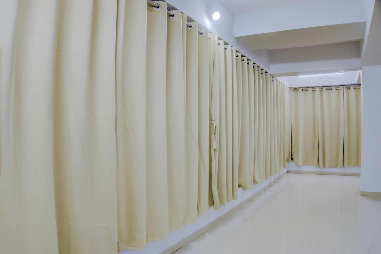 Oyo 75173 Hotel Regency Surat Exterior photo